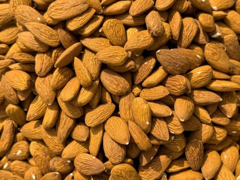 Close-up of raw almonds, a healthy and nutritious snack rich in protein, ideal for vegan and vegetarian diets.